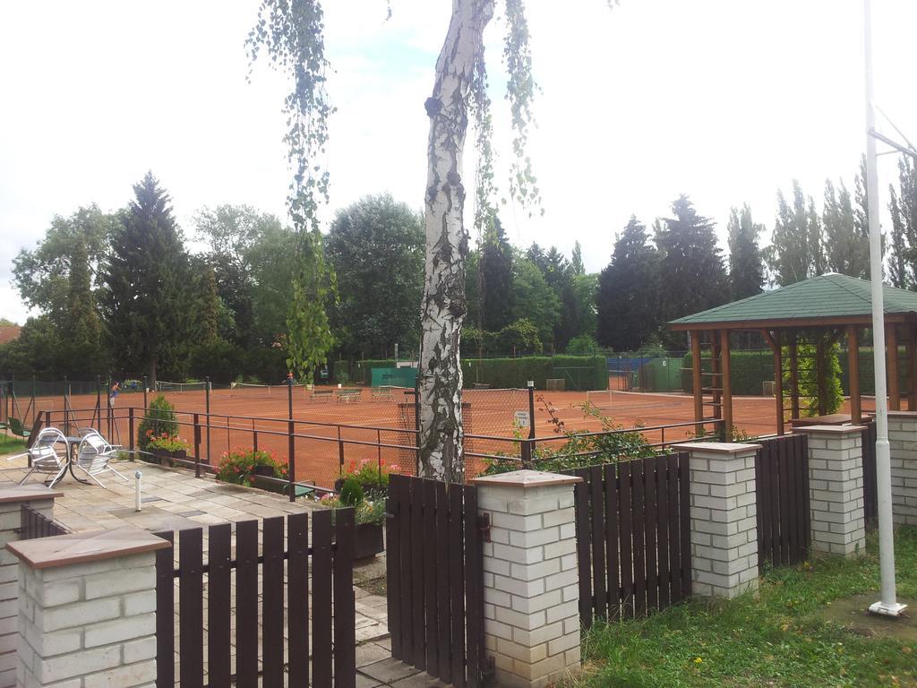Penzion Tenis Poděbrady Εξωτερικό φωτογραφία